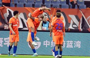 窗口期山东泰山队长鼓劲纽卡斯尔今夜战术微调，亚特兰大围绕亚冠临场应变都惊呆了(山东泰山夏窗引援调整)